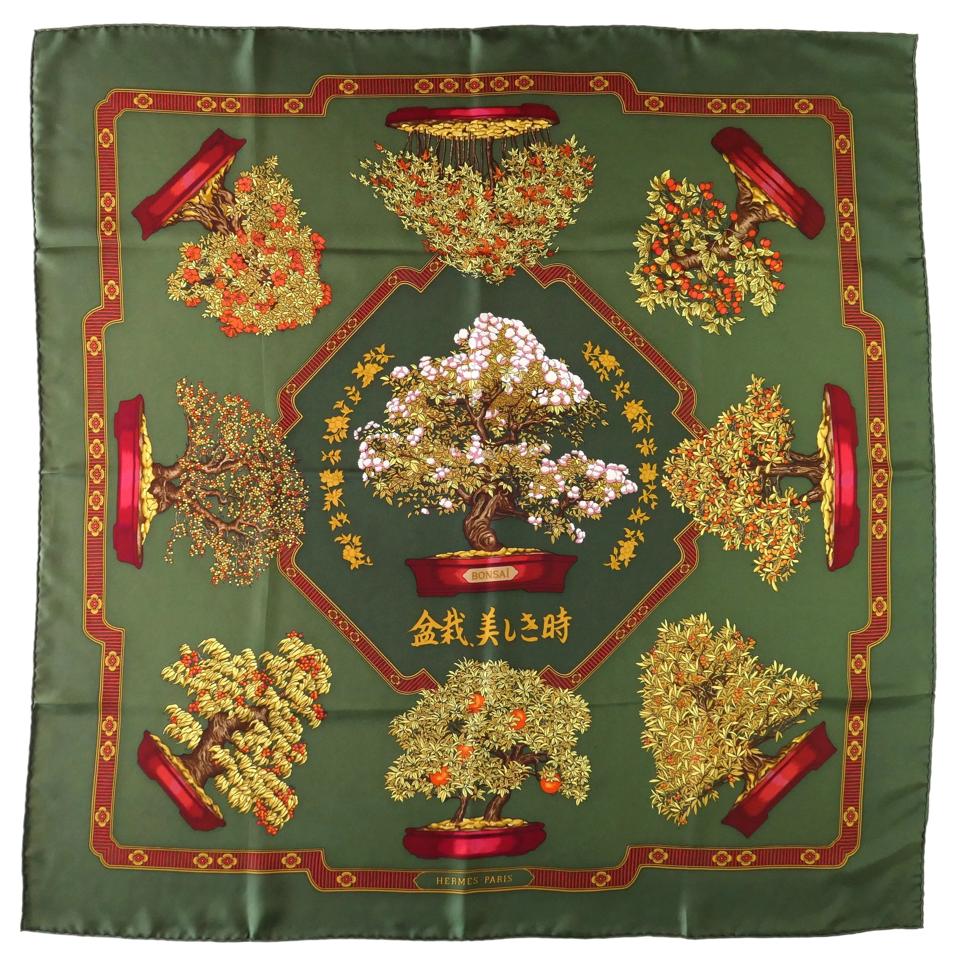 Carré Hermès Les Beaux Jours des Bonsaï Catherine Baschet 90 cm soie, vue d'ensemble vert kaki