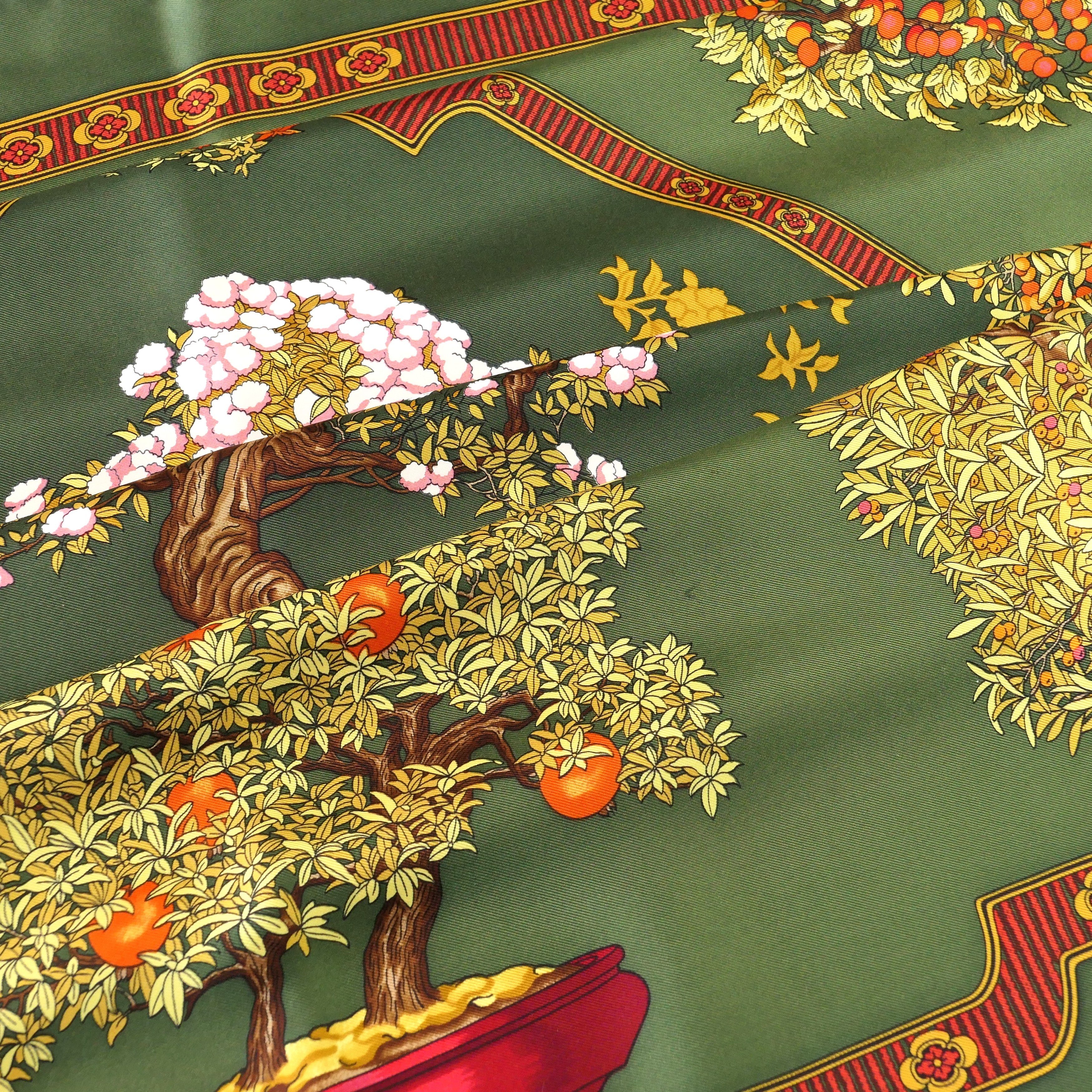 Carré Hermès Les Beaux Jours des Bonsaï 90 cm soie, détail composition cerisier et bonsaï
