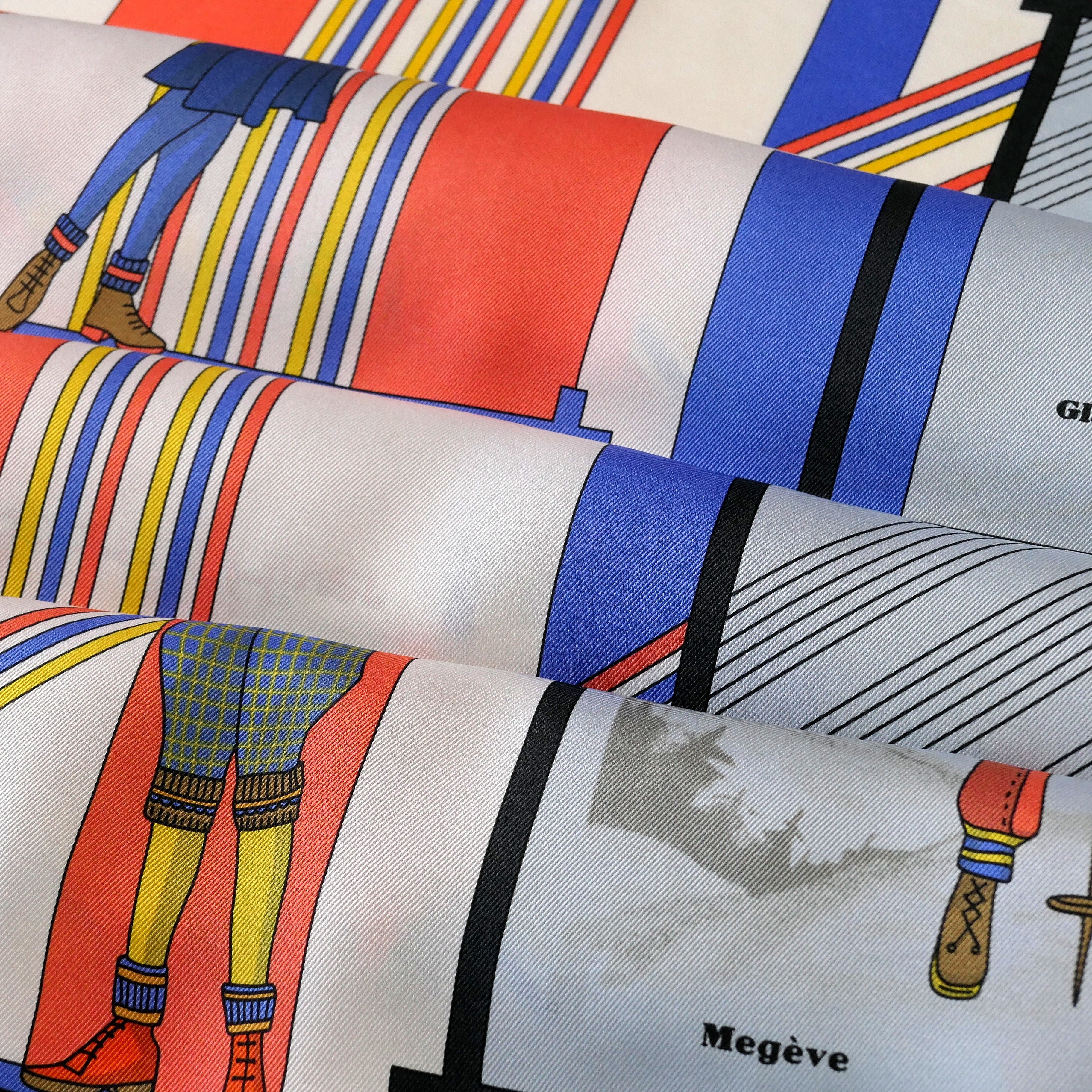 Carré Hermès Aux Sports d'Hiver, 70 cm soie, détail des scènes Megève et Chamonix