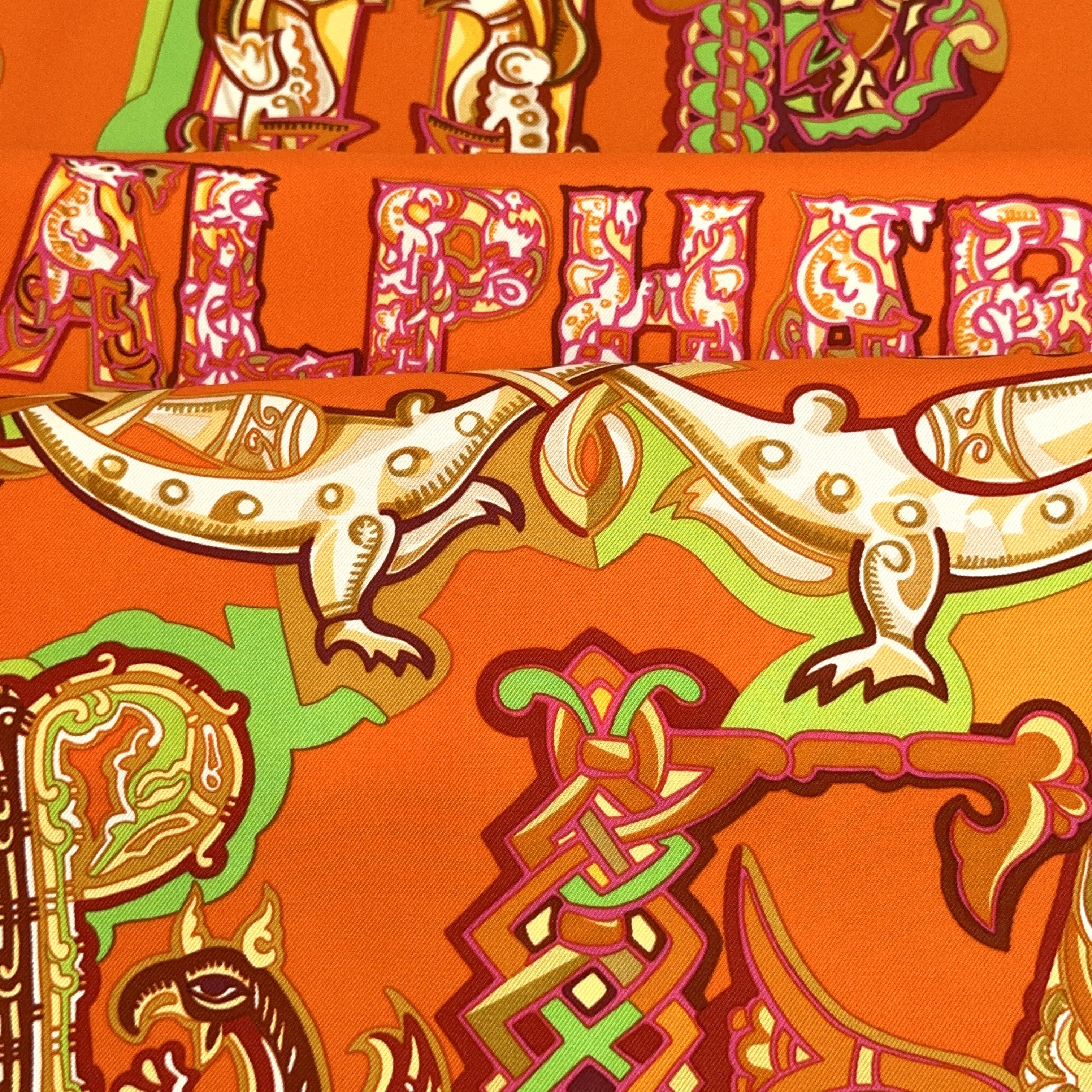 Carré Hermès Alphabet Russe d'Evgenia Miroshnichenko, 90 cm soie, autre détail lettre cyrillique enluminée