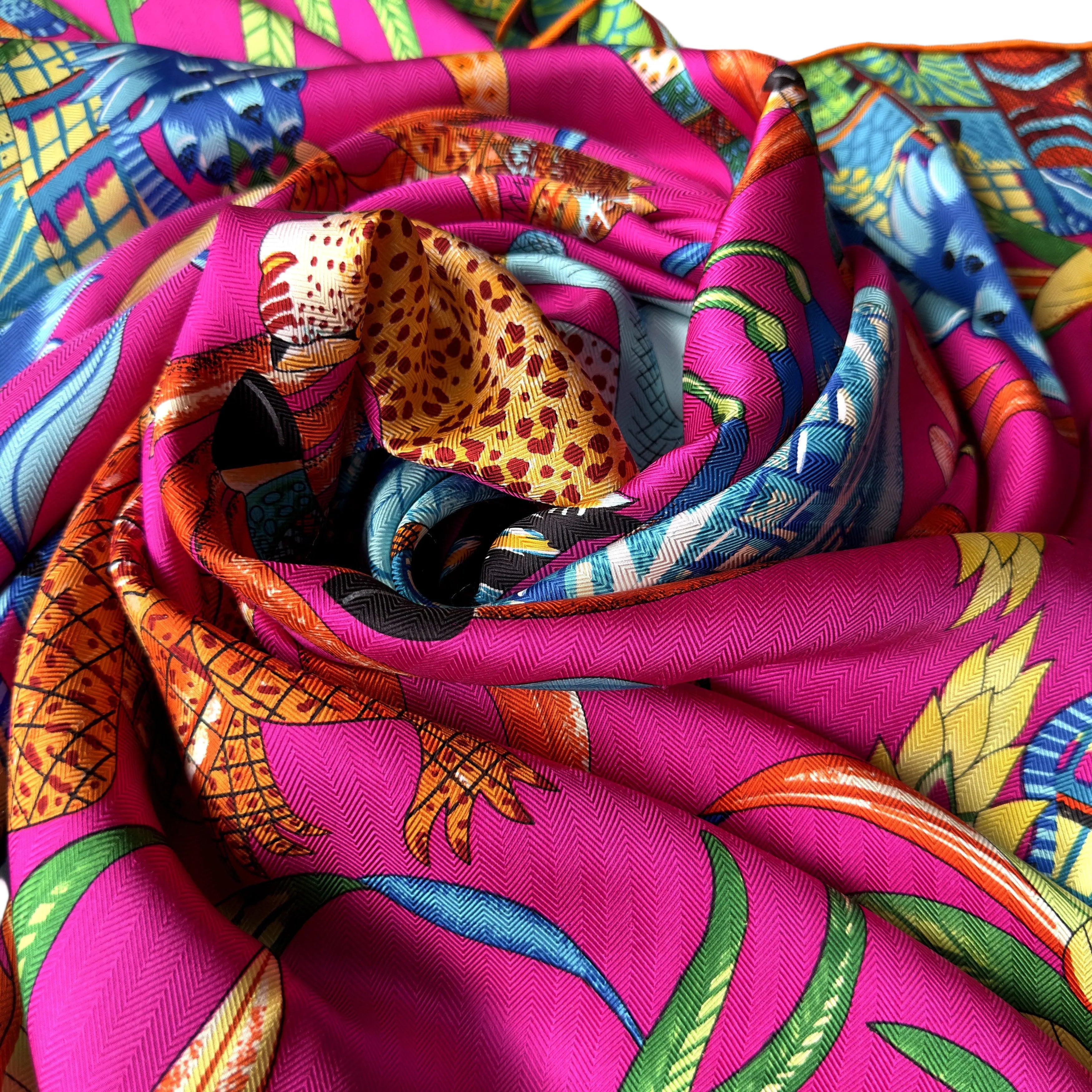 Carré Hermès La Marche du Zambèze 140 cm soie, détail drapé fuchsia foisonnant