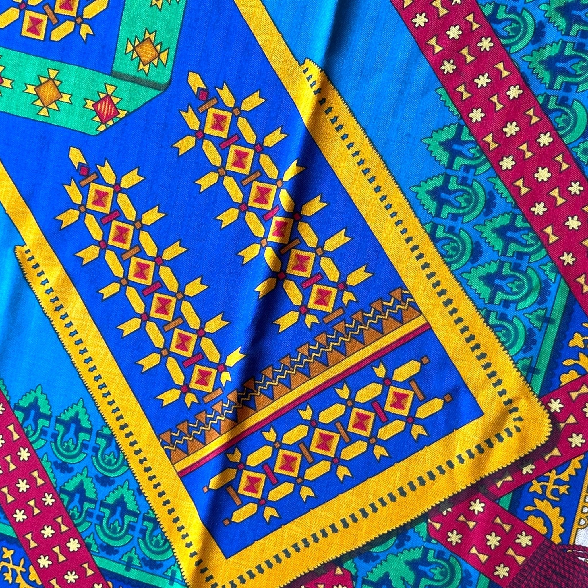 centre du foulard petite frise d'ornement rouge