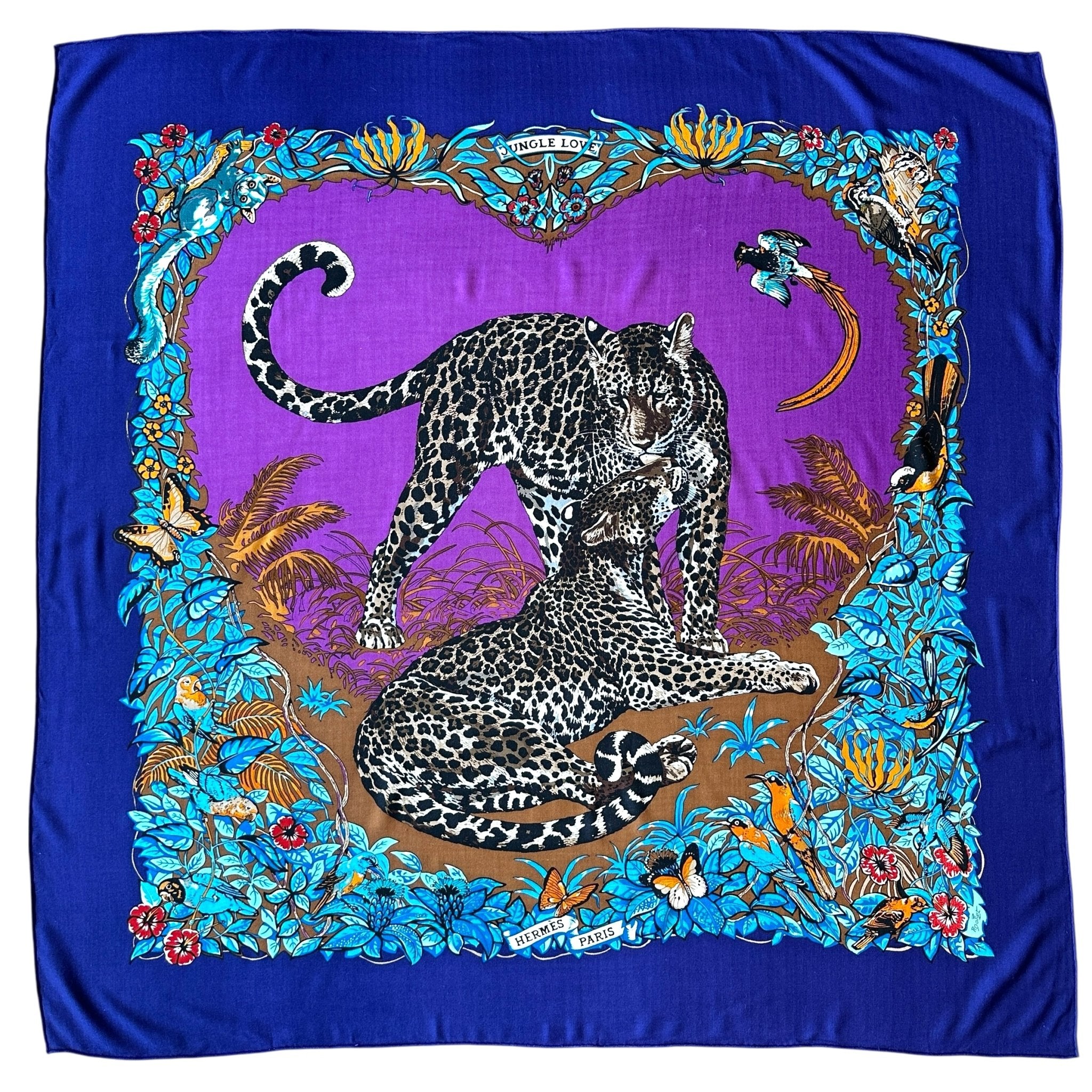 vue d'ensemble du foulard Hermès fond violet entourage bleu deux pantheres au centre