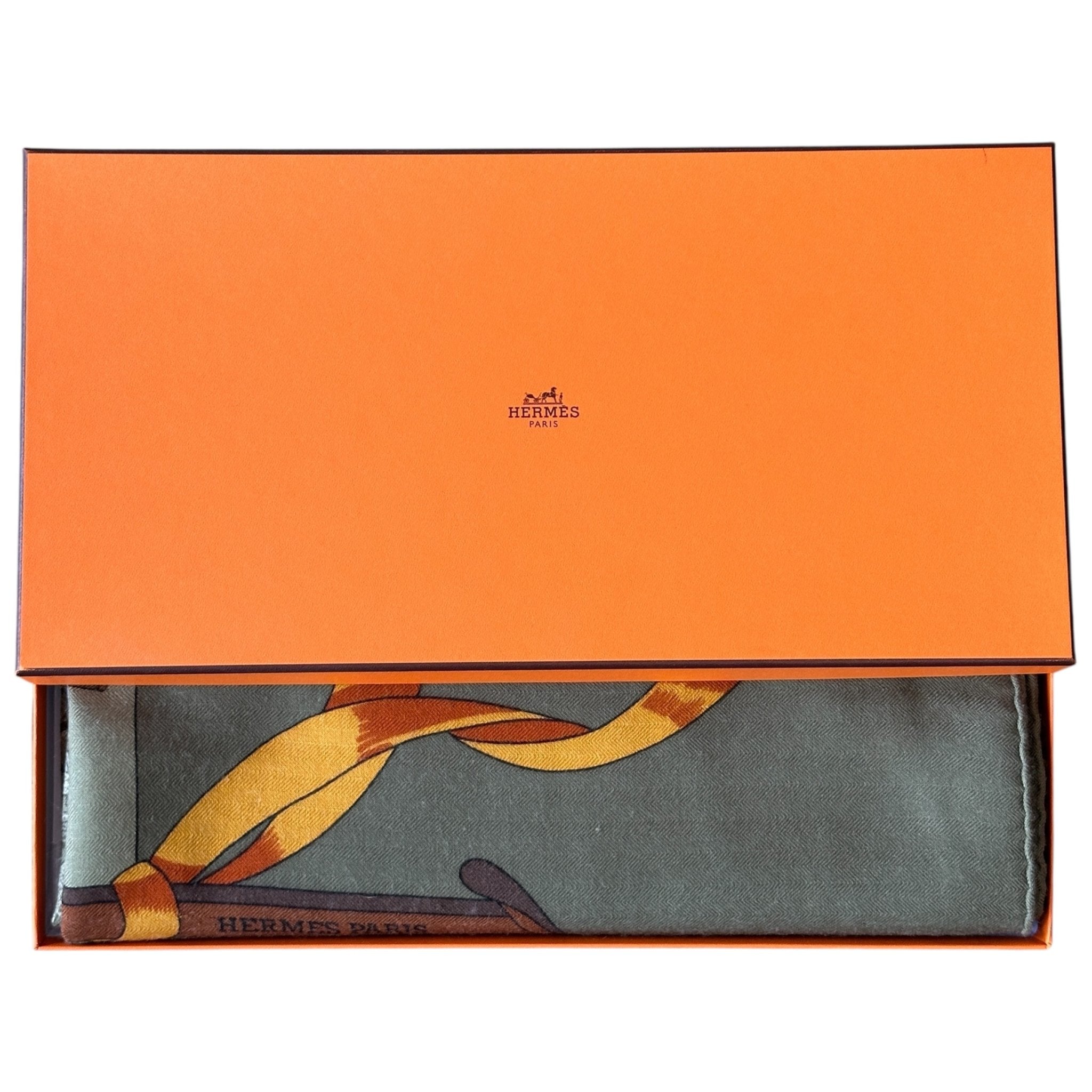 foulard Hermès en cachemire modèle neige d'antan plié dans sa boîte