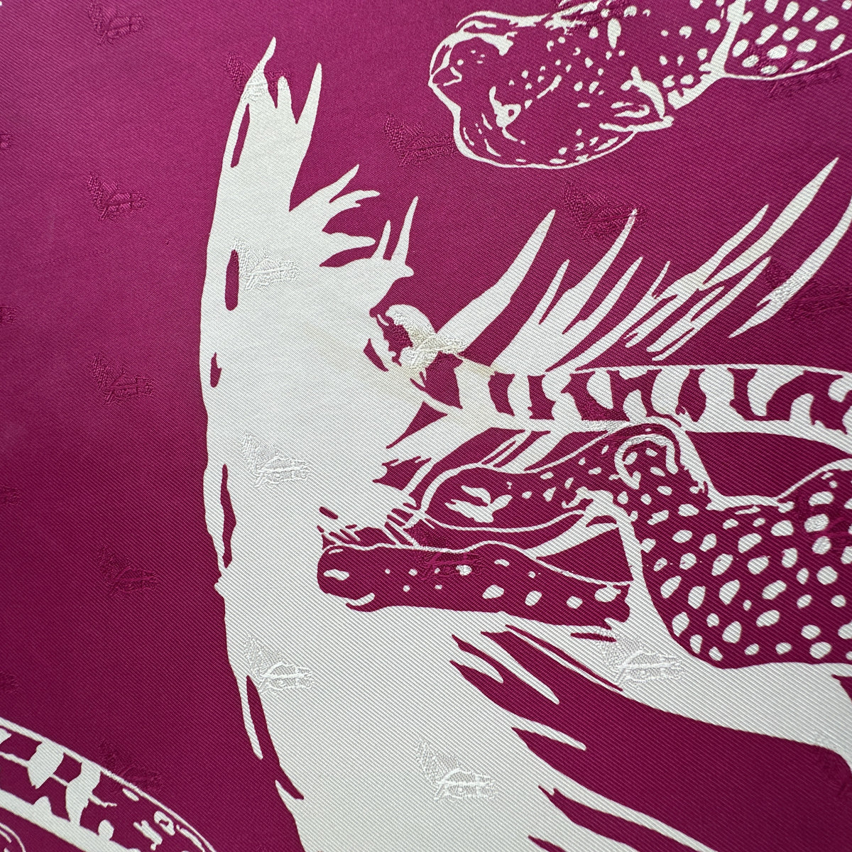Carré Hermès Guépards Tatouage Robert Dallet 90 cm soie jacquard, petite trace discrète près d'un guépard