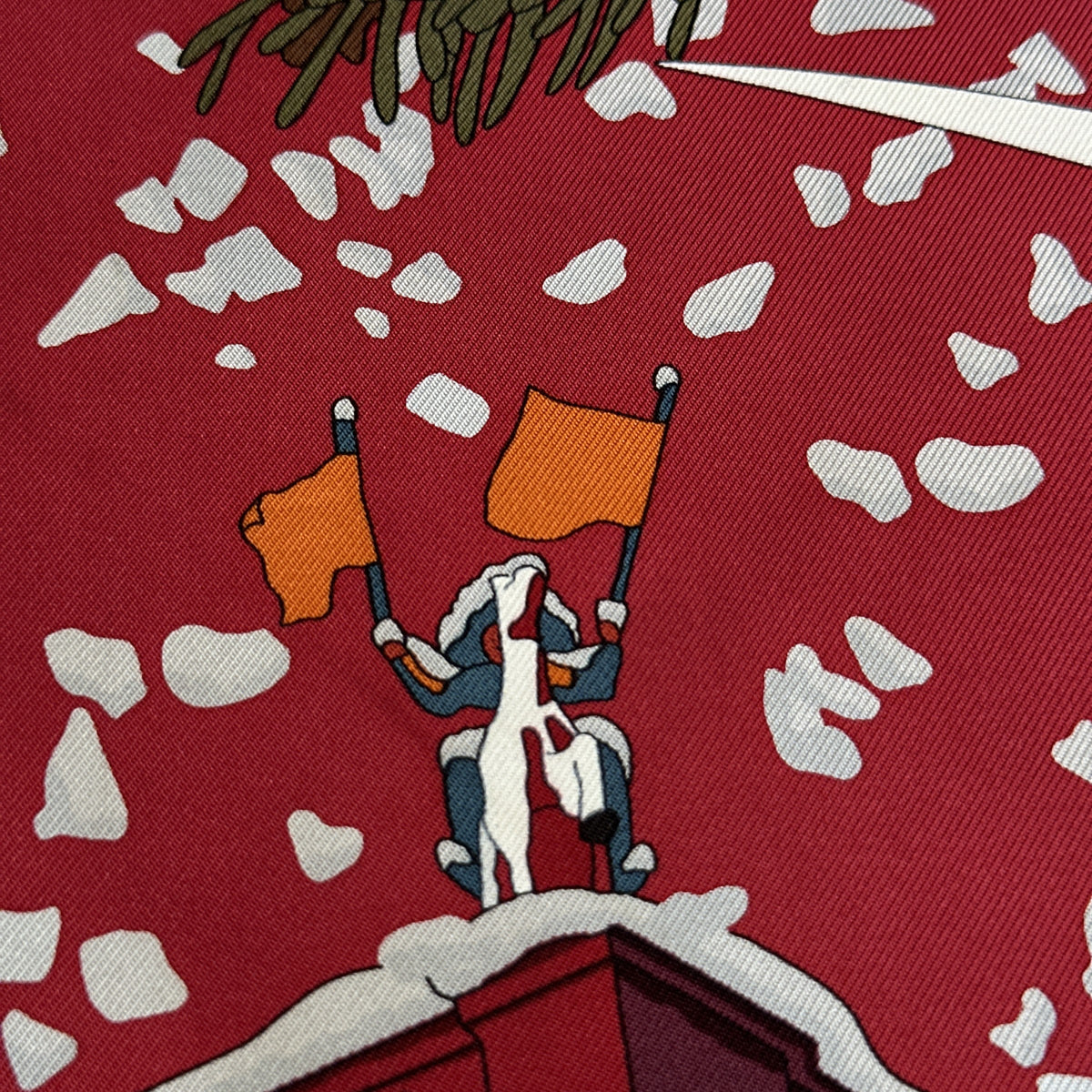 Carré Hermès Noël au 24 Faubourg Rybaltchenko 90 cm soie rouge, artificier aux drapeaux orange sur le toit