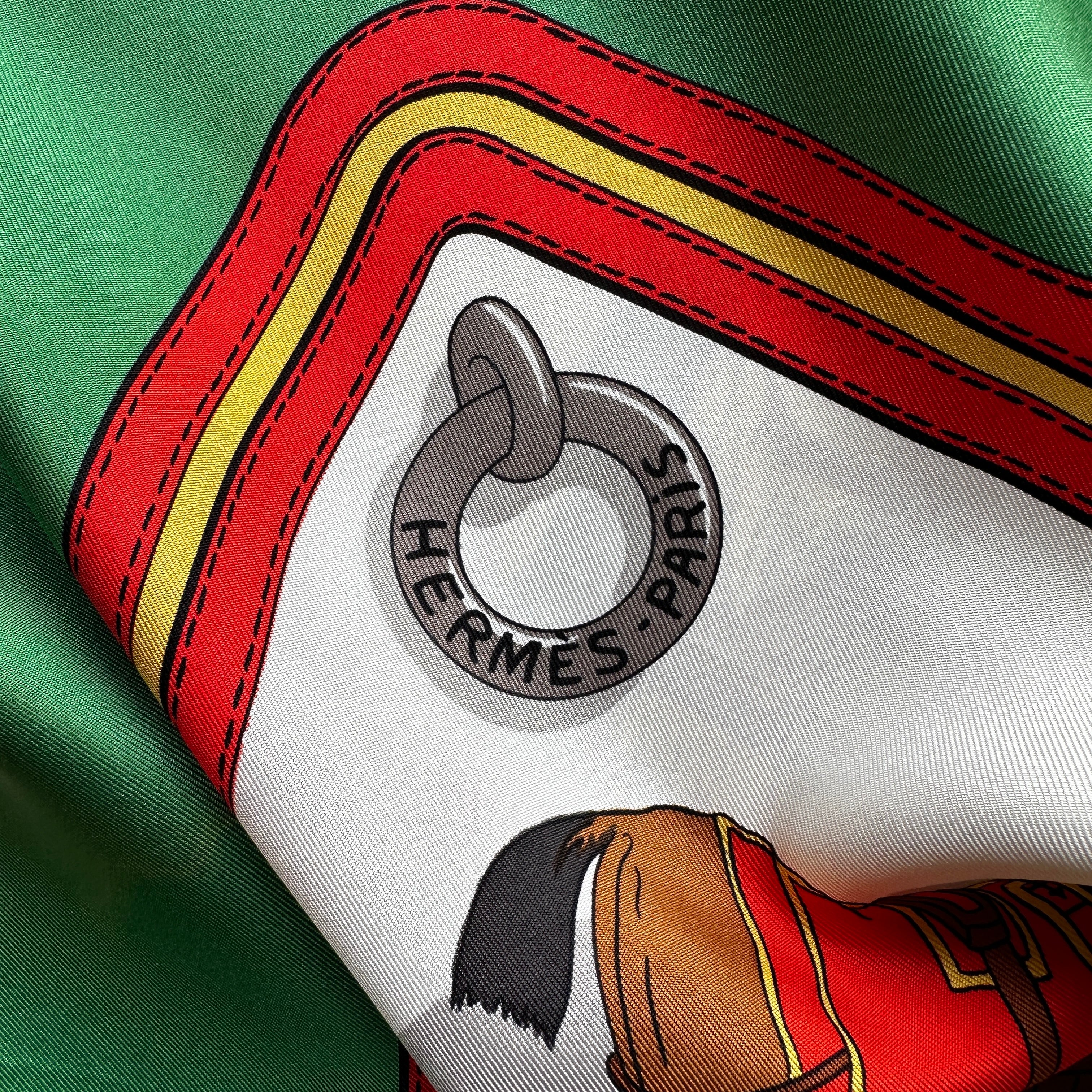 Signature Hermès Paris dans le médaillon gris sur soie verte