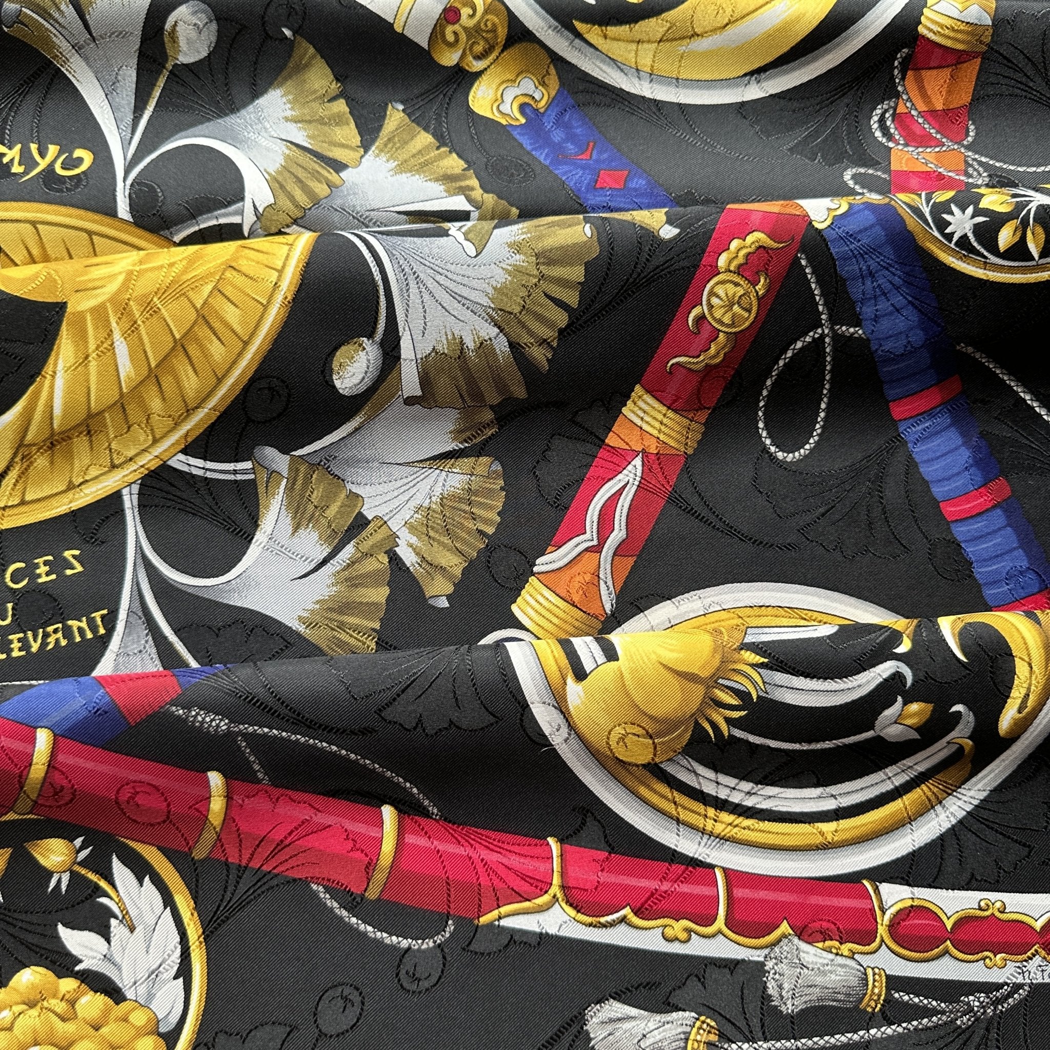 Foulard Hermès Daïmyo 90x90 cm, vue d’ensemble sur fond noir et or