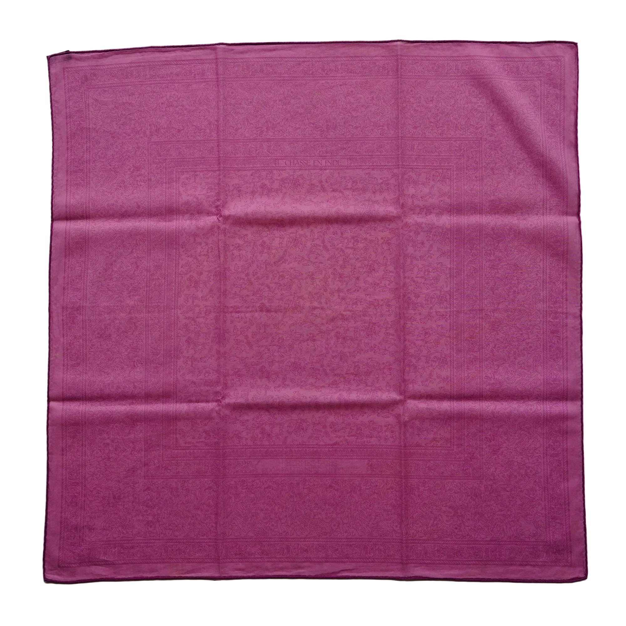 Vue d'ensemble à plat du foulard Hermès "Chasses Indiennes" 70 cm en voile de coton rose
