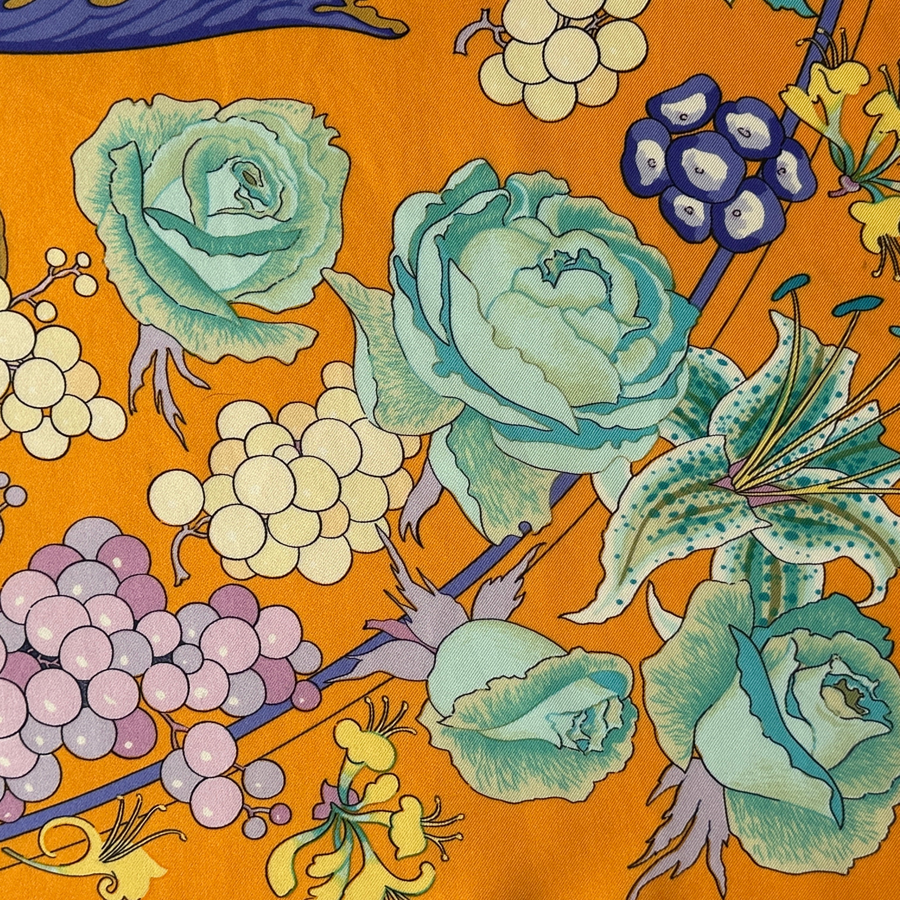 détail des motifs du carré Hermès fleurs de rose et de lys et myosotis