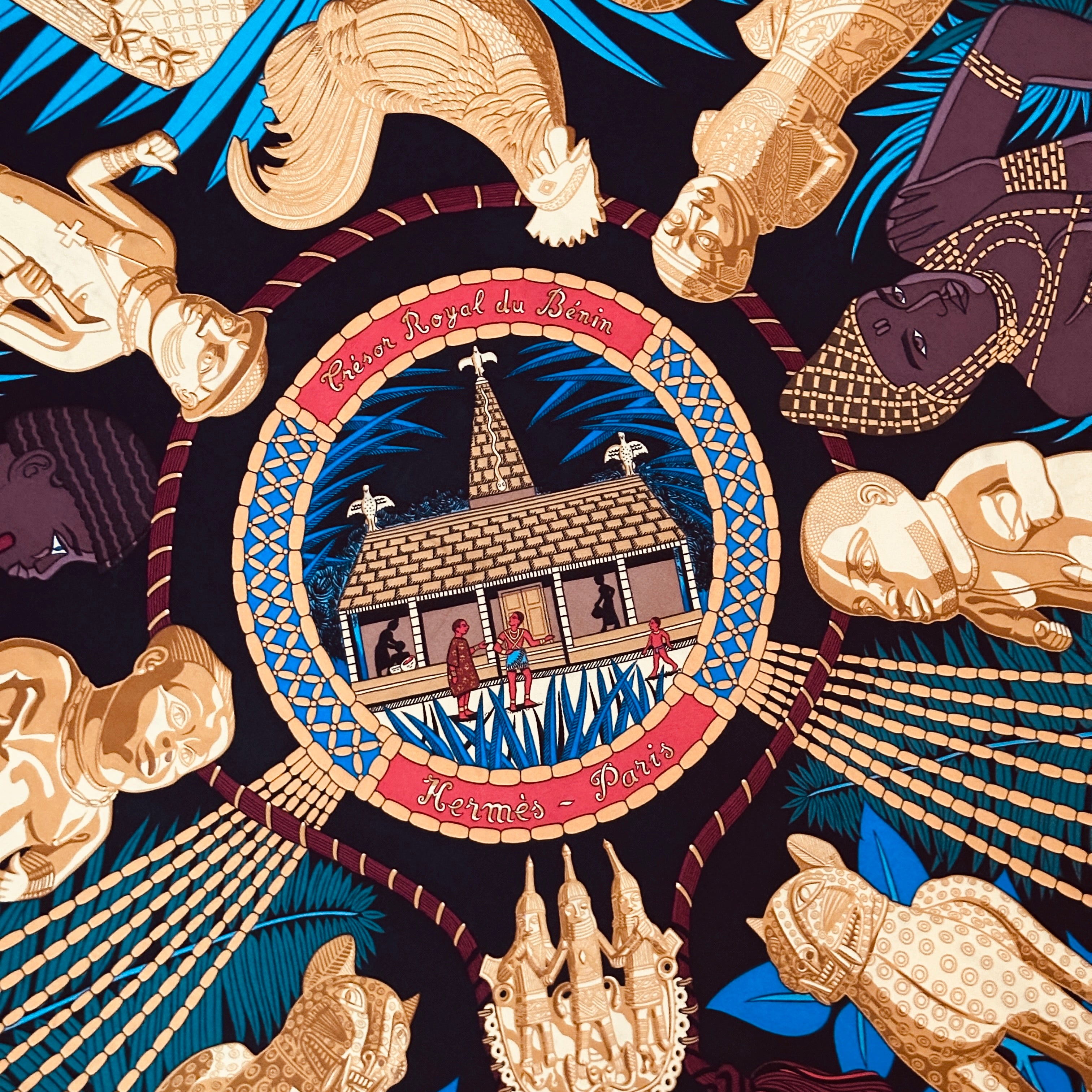 Détail des têtes de chefs en bronze et coq sacré sur le carré Hermès Trésor royal du Bénin.