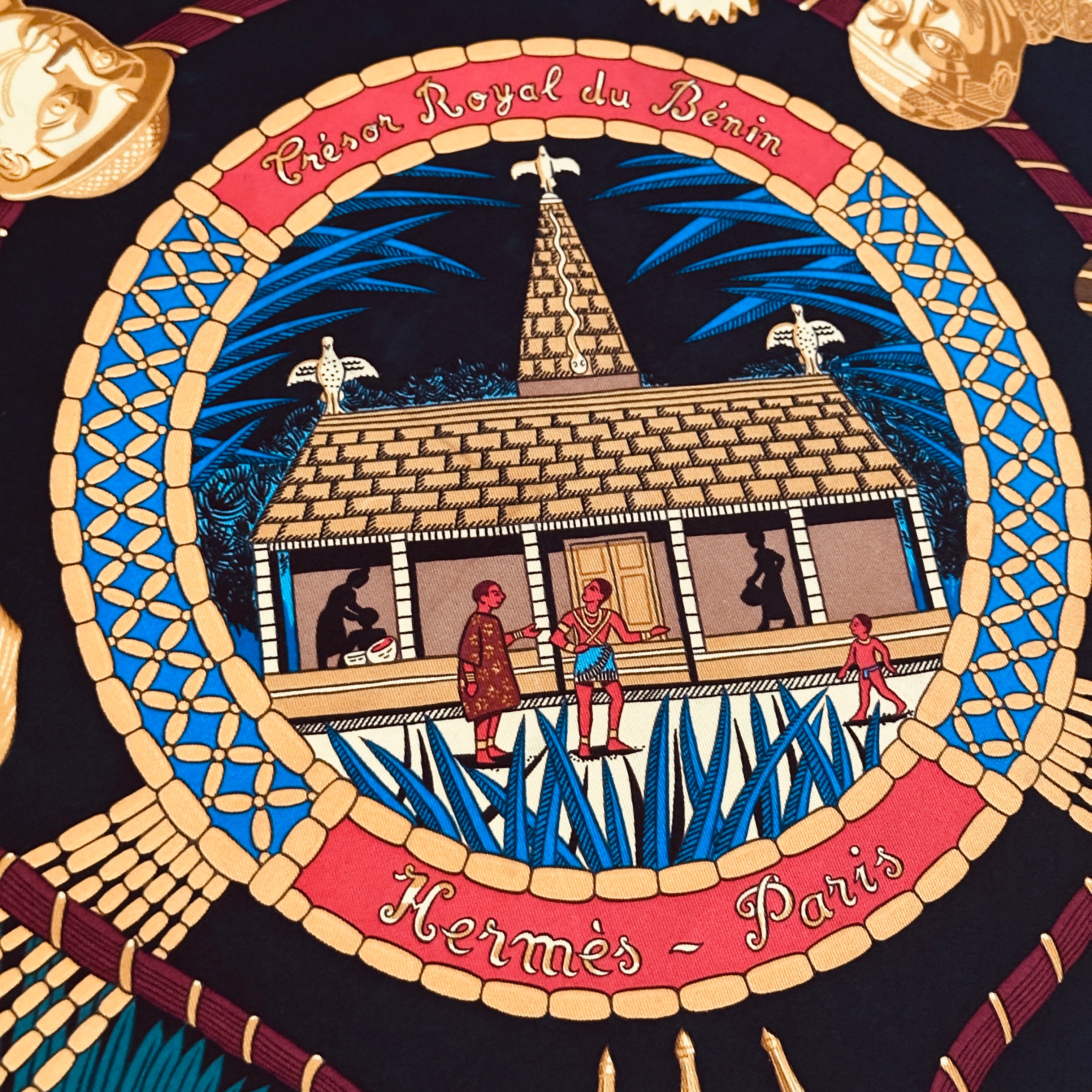 Médaillon central signé Hermès Paris avec inscription Trésor Royal du Bénin.