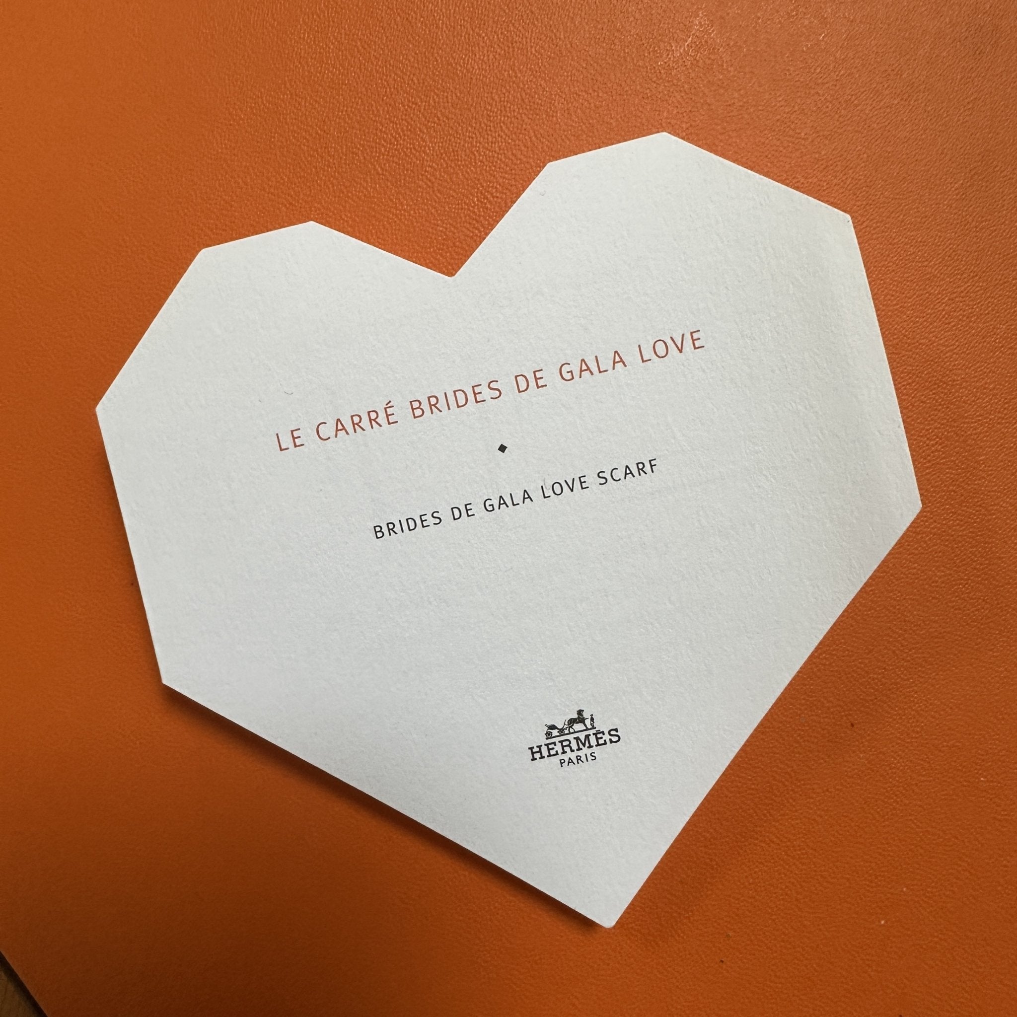 foulard avec boite hermes en forme de coeur orange
