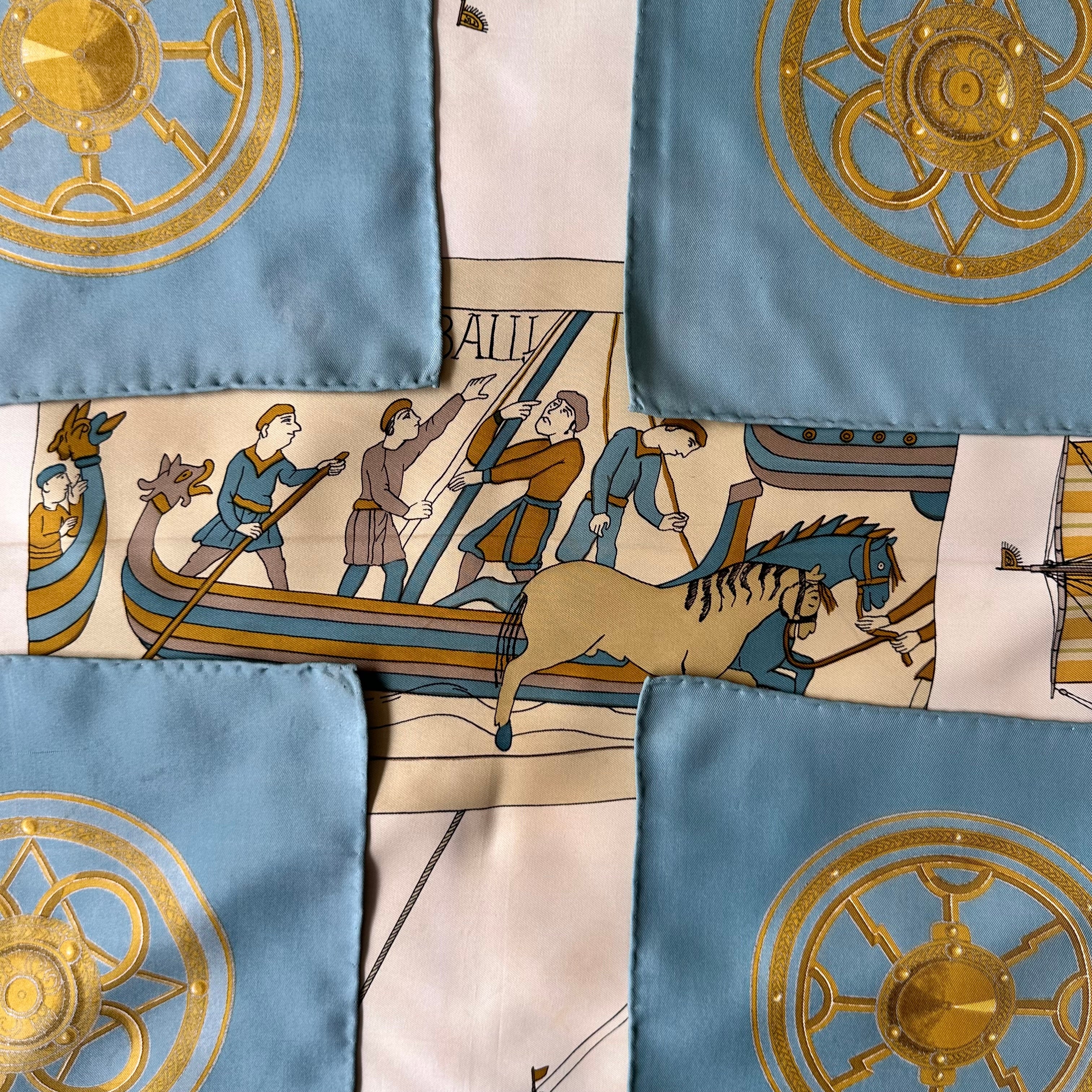 quatre coins repliés du foulard