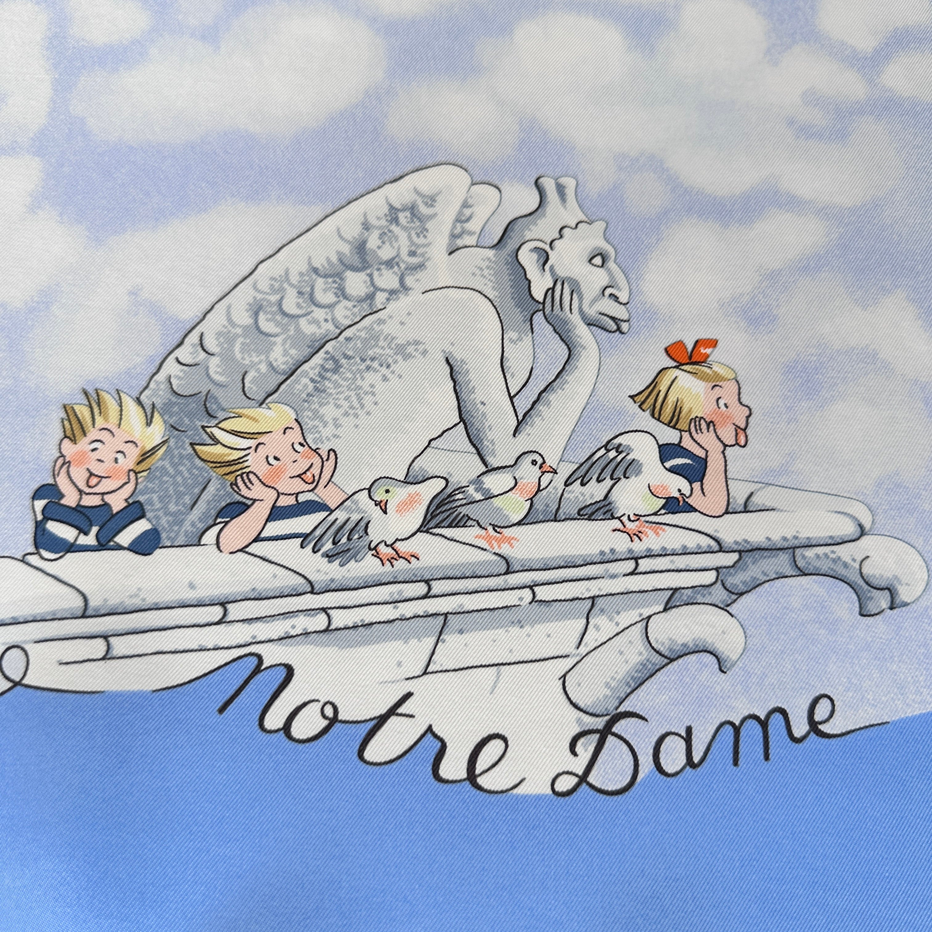 Les Triplés assis sur une gargouille devant Notre-Dame de Paris.