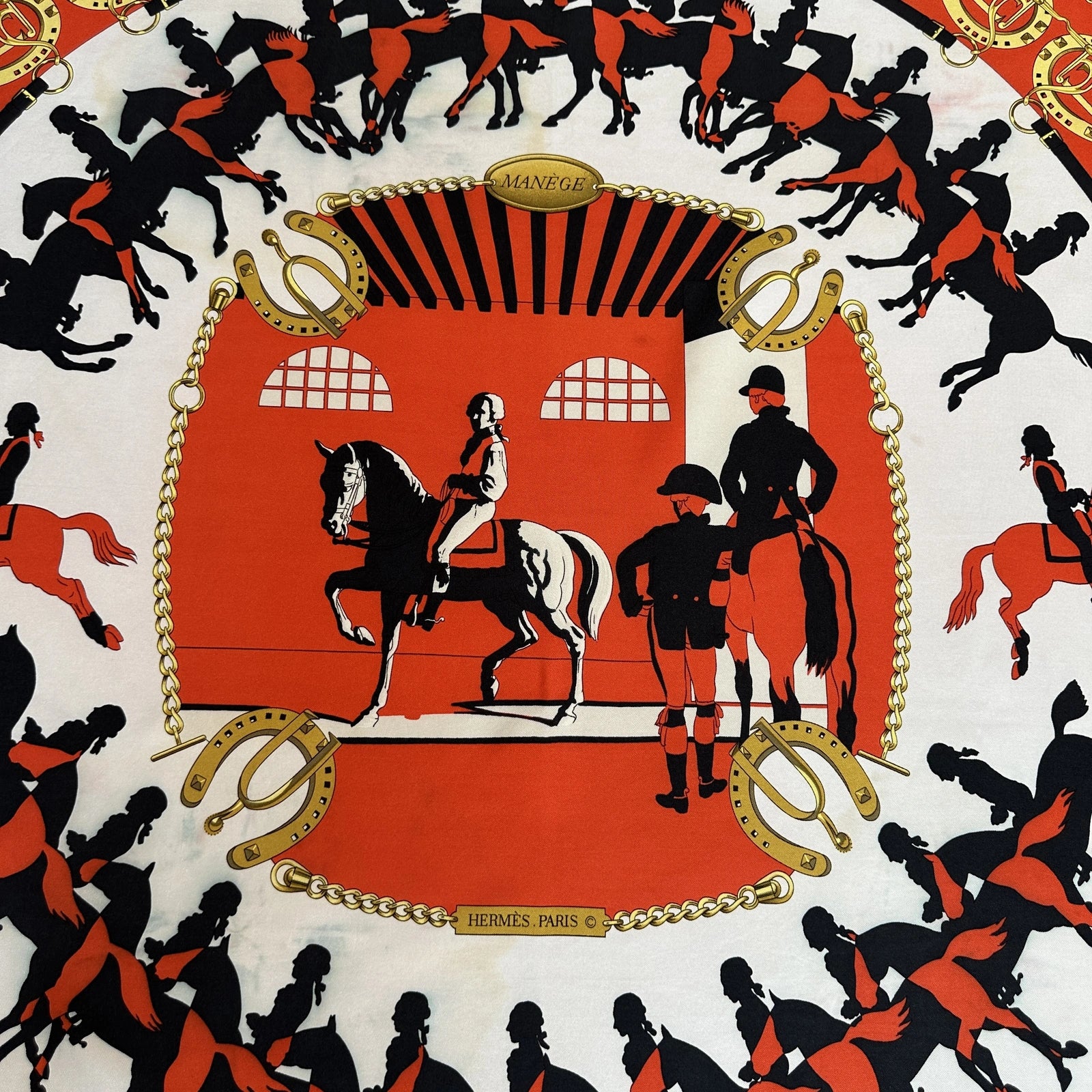Détail central du foulard "Manège" avec cavaliers et timbaliers