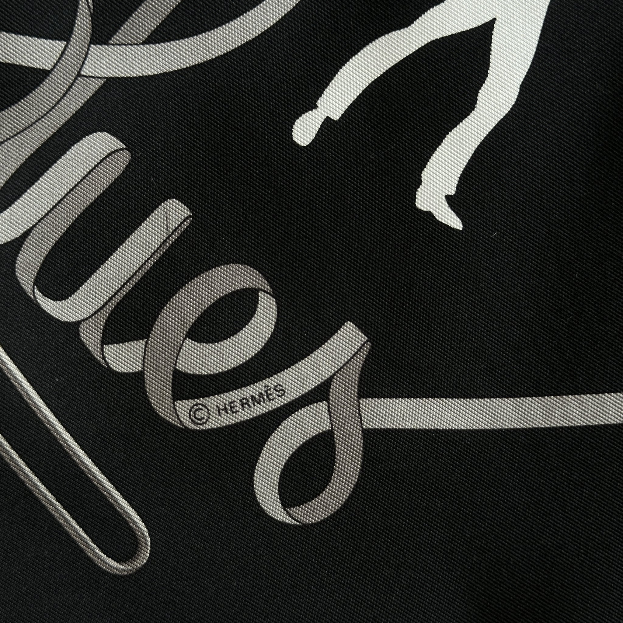 Logo copyright Hermès imprimé sur le motif du foulard