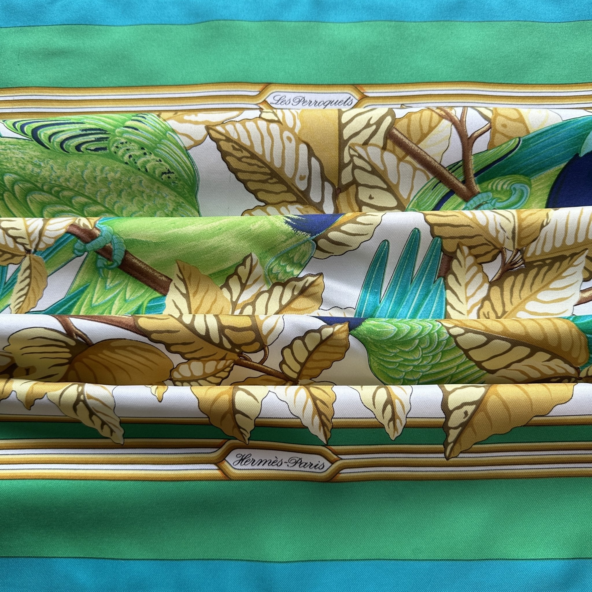 Deuxième vue du carré Hermès illustrant des perroquets tropicaux