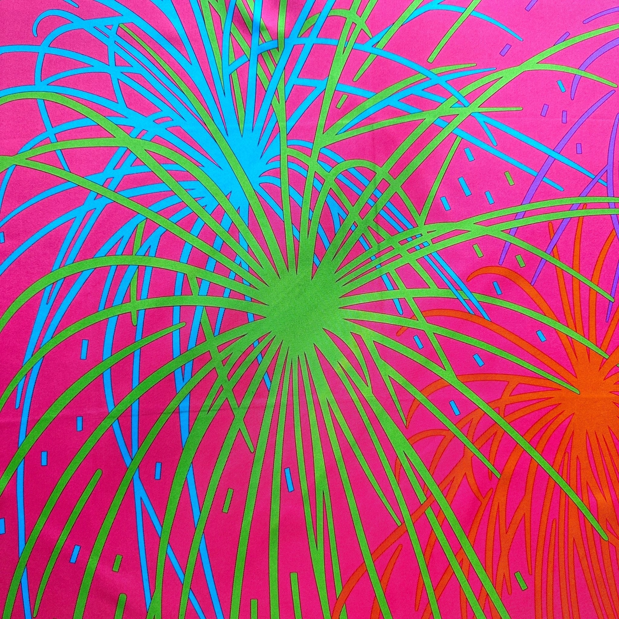 Détail des compositions géométriques vert fluo orange et bleu turquoise du foulard Hermès Pluie d'Étincelles