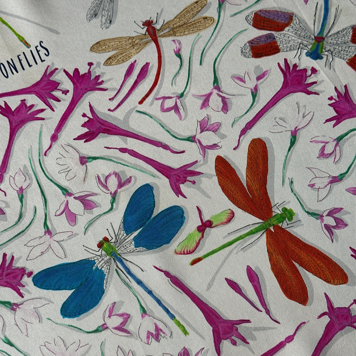 Carré Hermès Dragonflies Leigh Cooke 70 cm soie, détail central libellules bleue et orange, fleurs fuchsia
