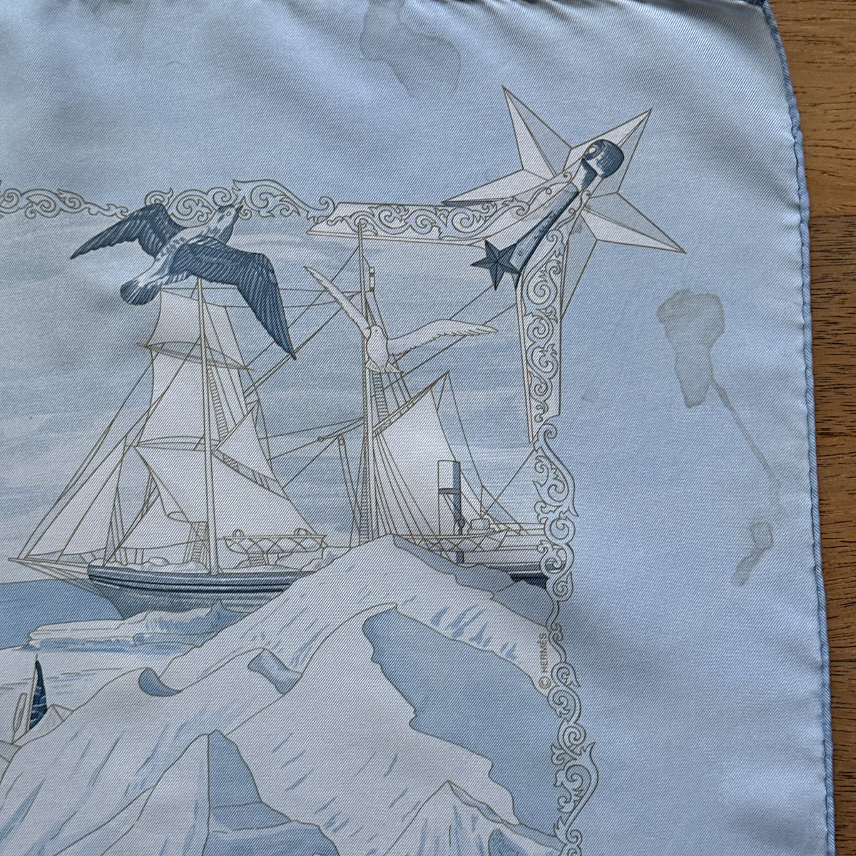 Carré Hermès Hommage à Shackleton 90 cm soie, trois-mâts, © Hermès et taches persistantes dans le coin