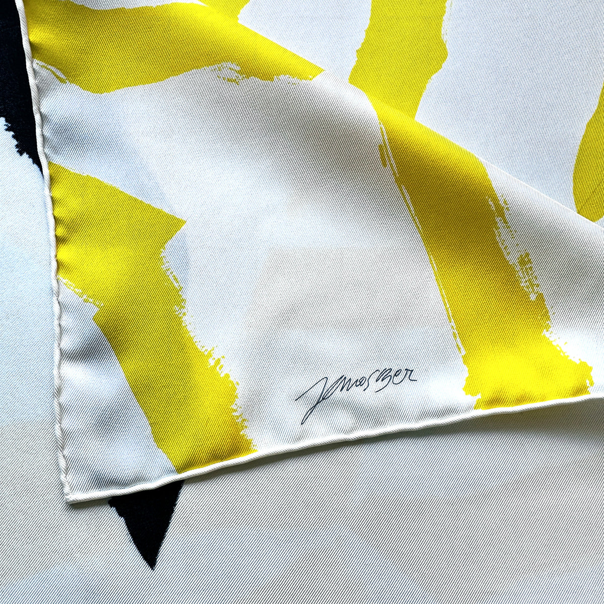 Carré Hermès Rosace János Ber 90 cm soie, signature de l’artiste János Ber