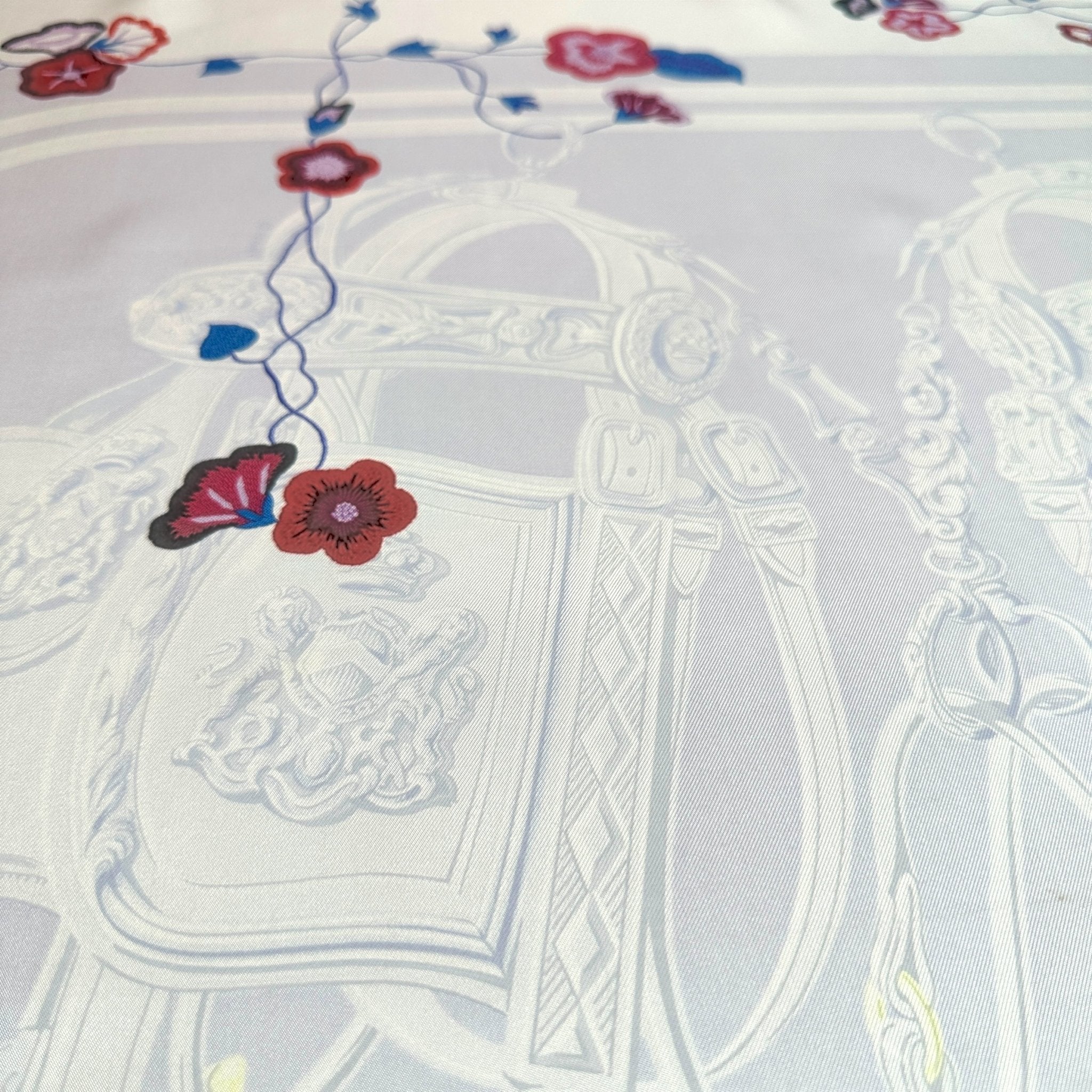carre hermes gris blanc avec dessins de fleurs 