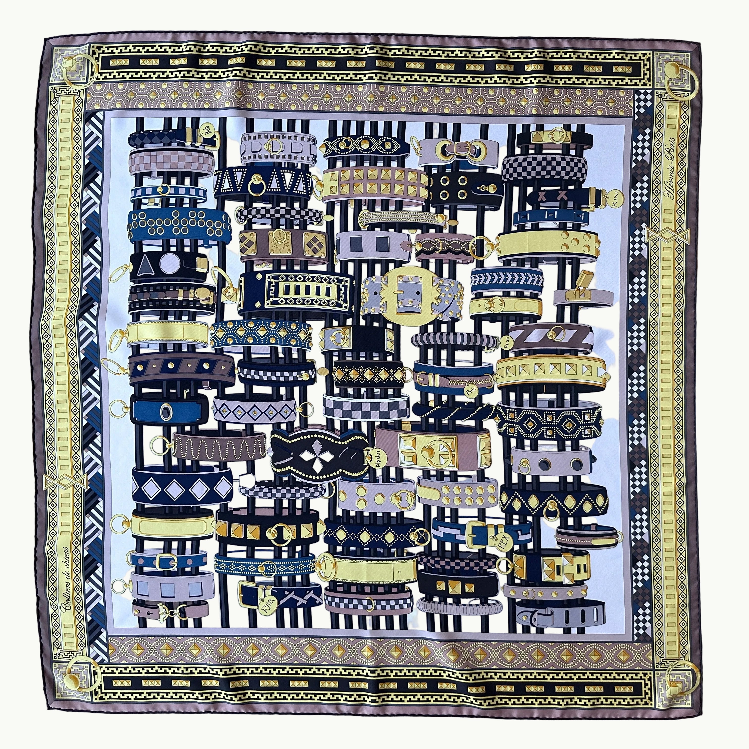 Foulard Hermès Colliers de Chiens en soie, palette lavande, noir et or avec motifs de collerettes.