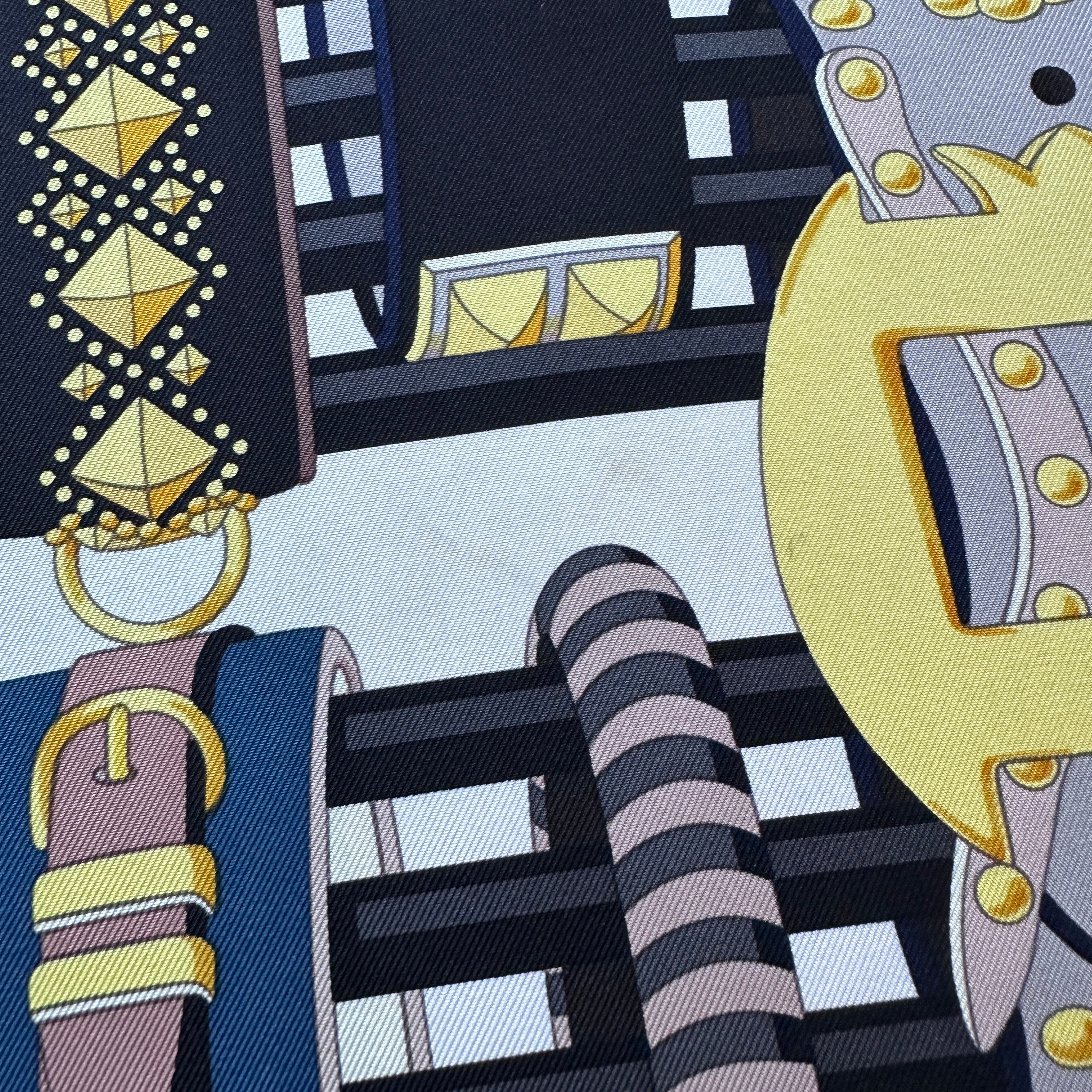 Gros plan détail d'une légère trace d'usage à proximité d'un motif boucle.