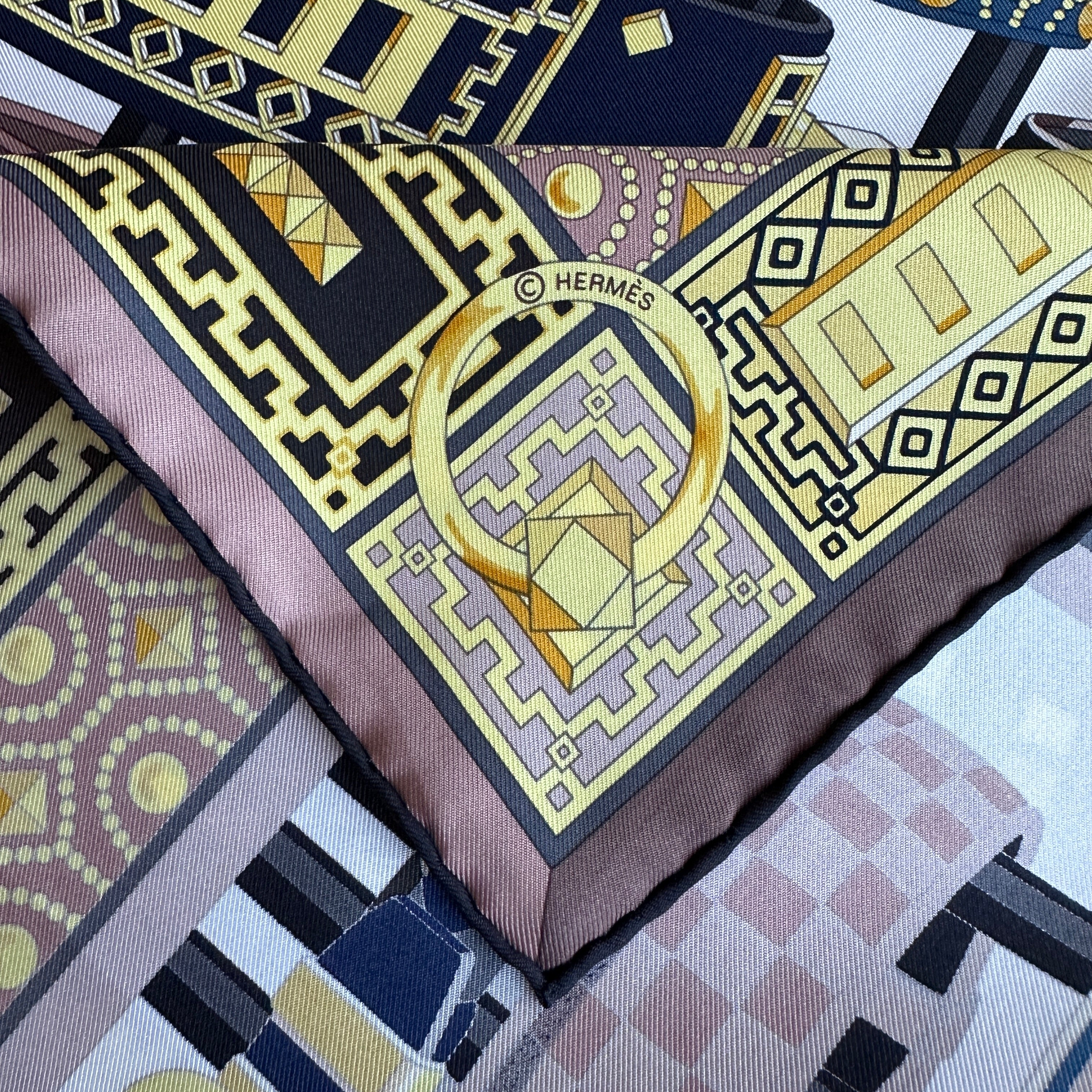 Zoom sur le logo de copyright Hermès 