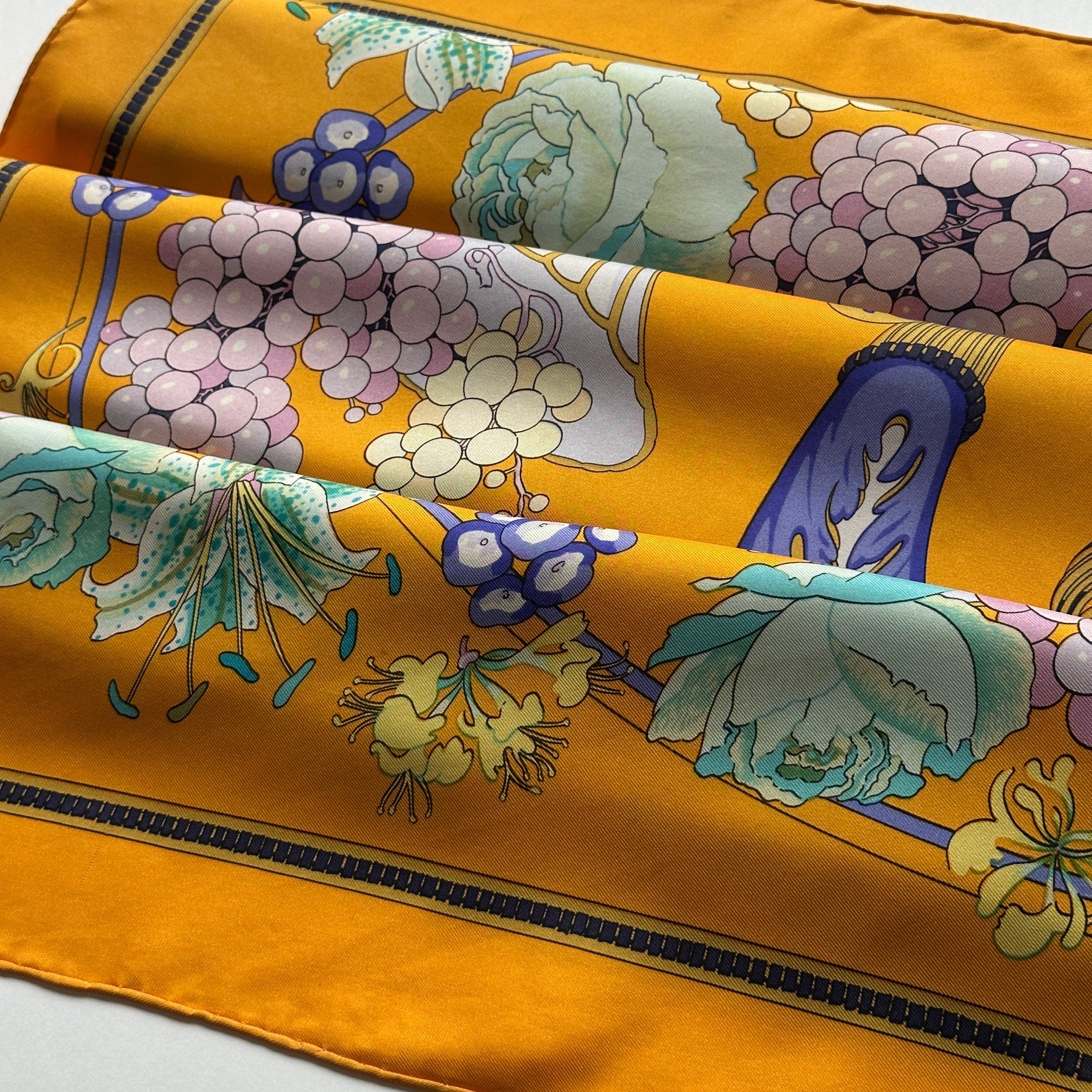 Carré Hermès "Fleurs et Raisins" (1981) sur son fond rare Jaune Safran replié 