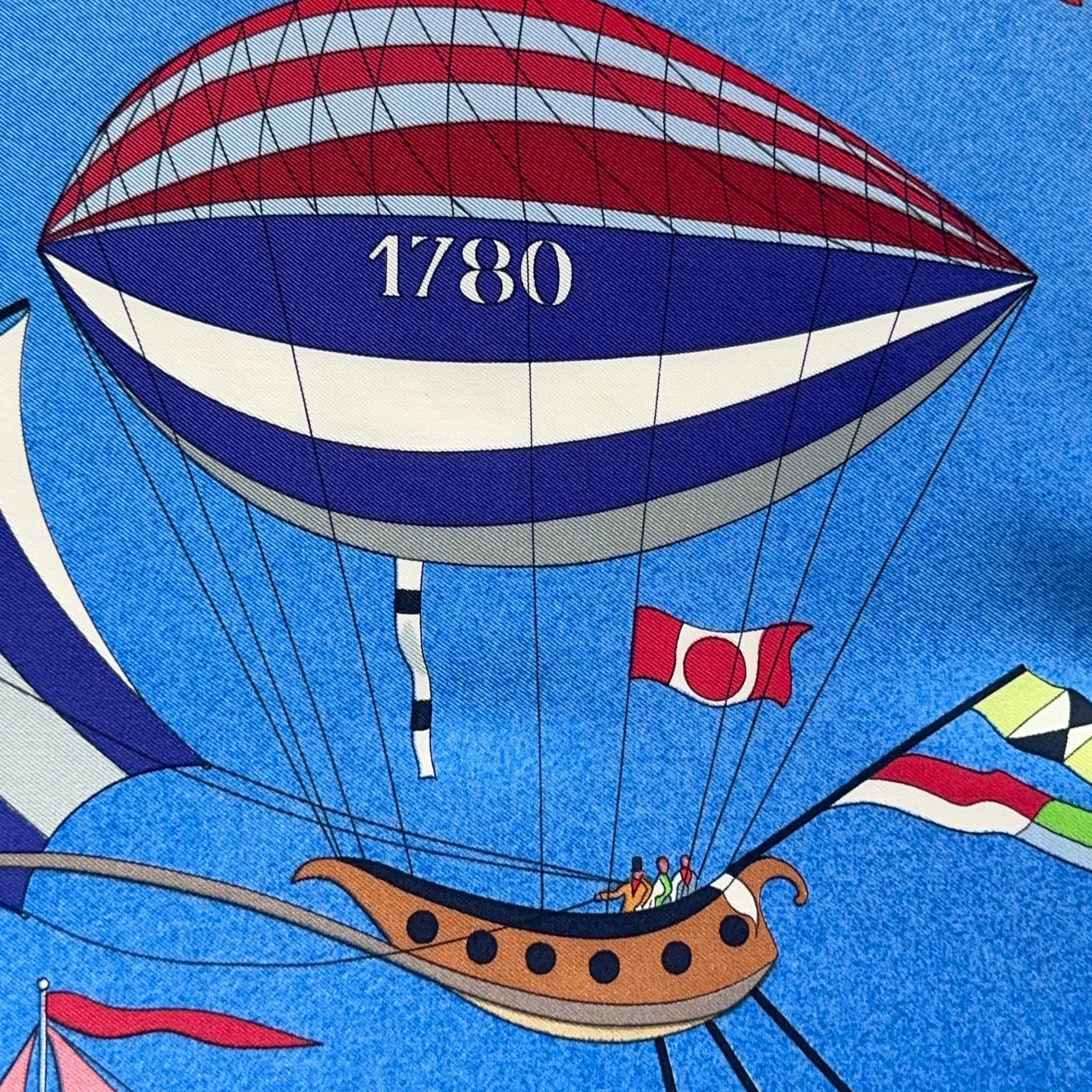 Zoom sur un ballon rond rayé rouge, blanc et bleu daté "1780" avec nacelle en forme de barque et pavillons.