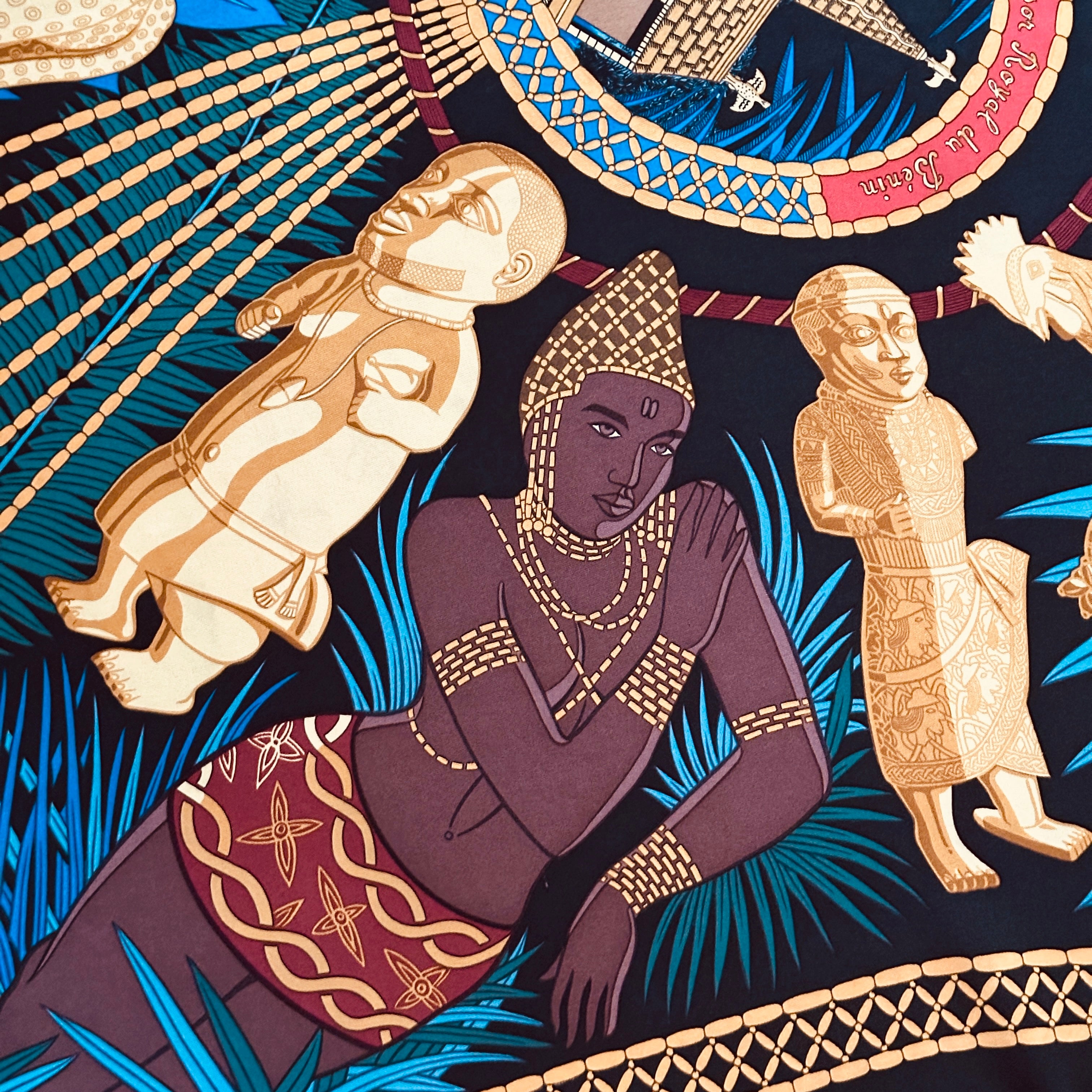 Scène de cour avec personnage tenant une canne et statuette dorée sur soie noire.