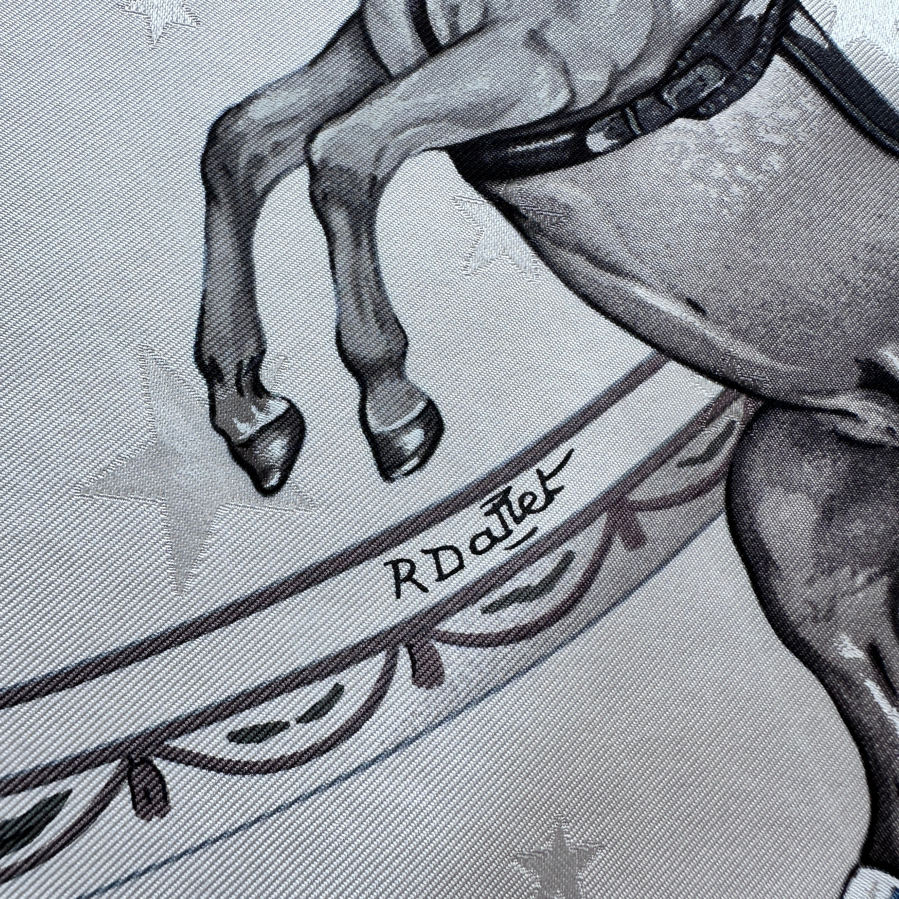 Signature de l'artiste R. Dallet dans le coin du foulard.