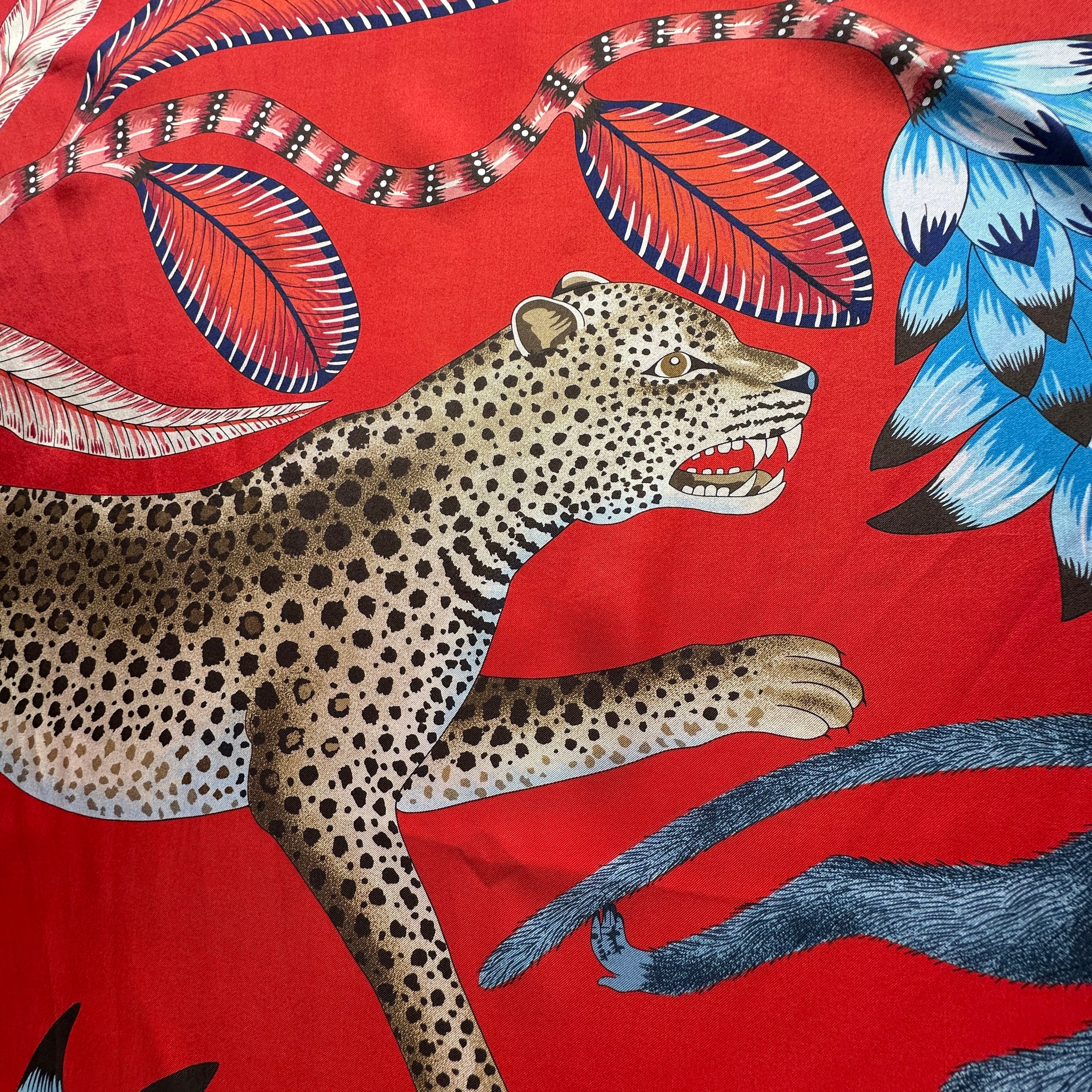 Détail des motifs à plumes et floraux du carré Hermès 140 "The Savana Dance"