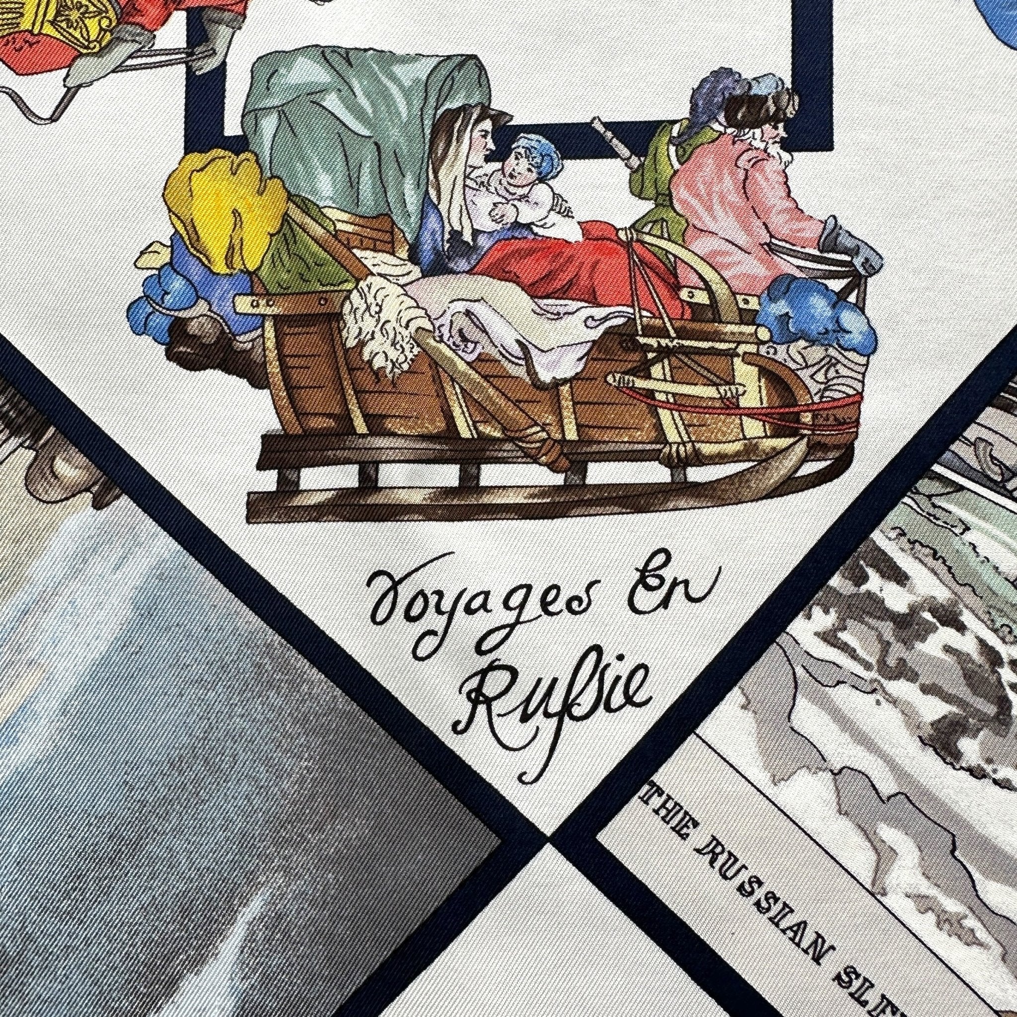 Nom du modèle "Voyages en Russie" inscrit sur le foulard