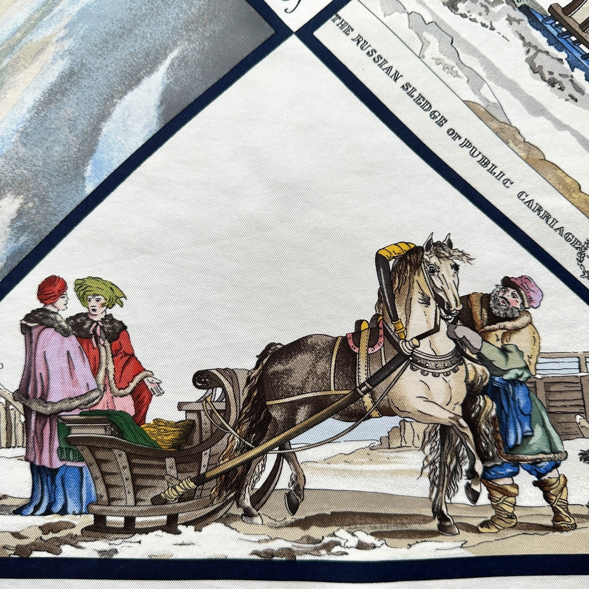 Détail du motif : attelage russe en traîneau sur fond de neige et cheval blanc